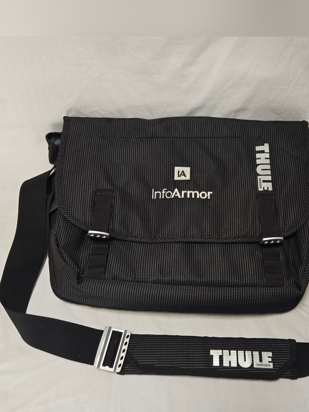 Thule InfoArmor Laptop Messenger Bag Black Crossbody Briefcase Padded Shoulder
